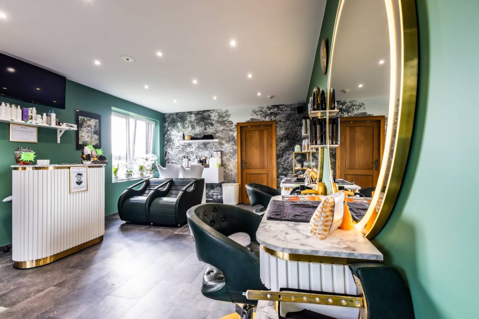 Décor vert, blanc et cuivre du salon
