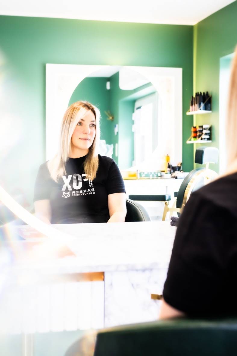 Laura dans le salon Fox Barber