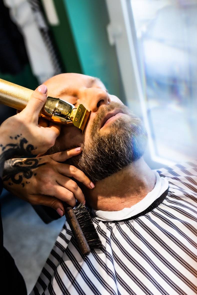 Taille de barbe réalisée à la tondeuse