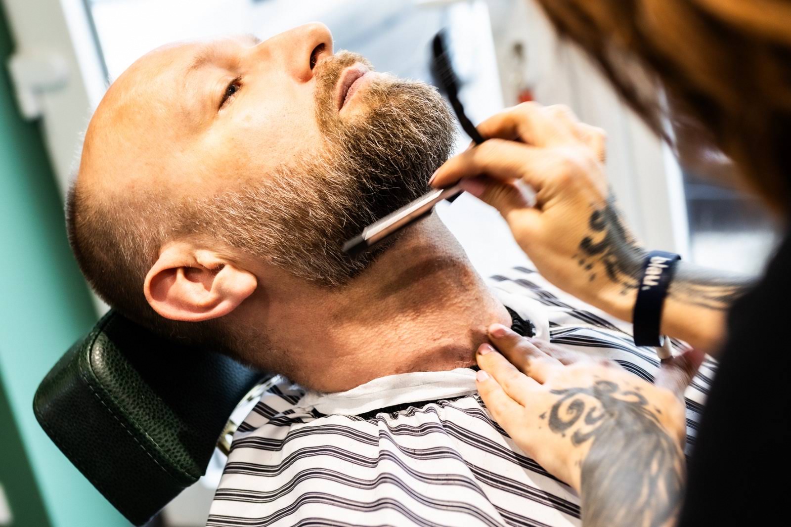 Travail précis des contours de barbe au rasoir